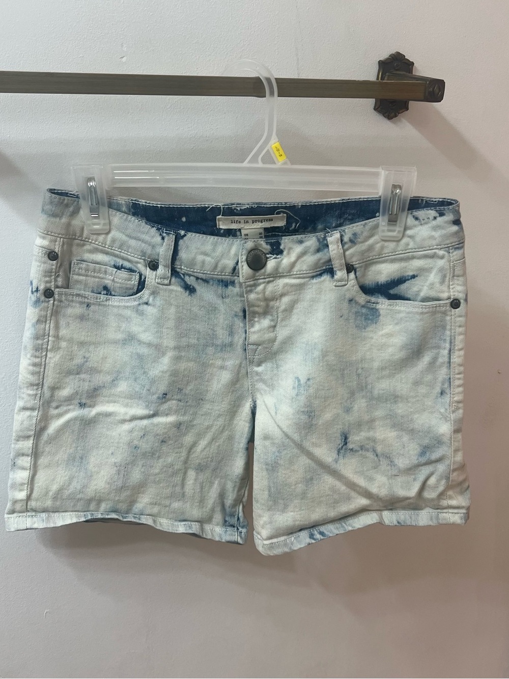 Life In Progress Womans Jean Shorts Acid Wash White Blue Denim Casual Size 26